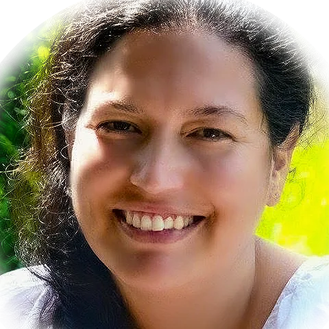 Porträt von Heilpraktikerin Silvina Taddeo de Kuhn, lächelnd im Grünen